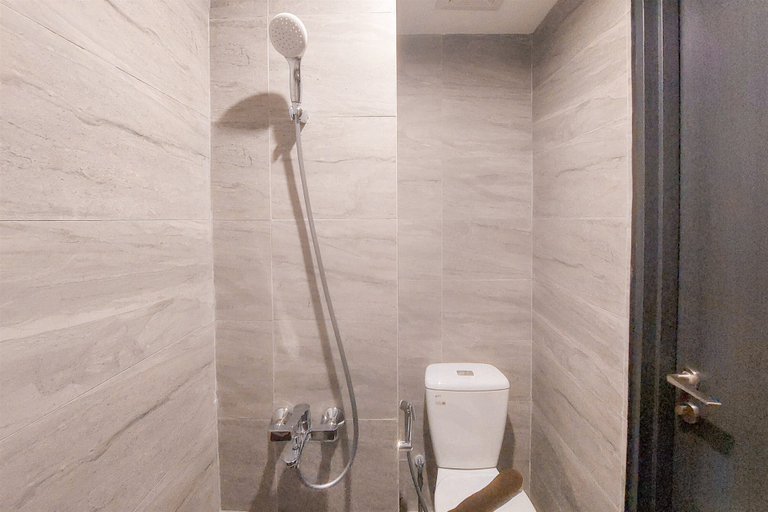 Bathroom 5, Cozy and New Studio at Collins Boulevard Apartment, Tangerang