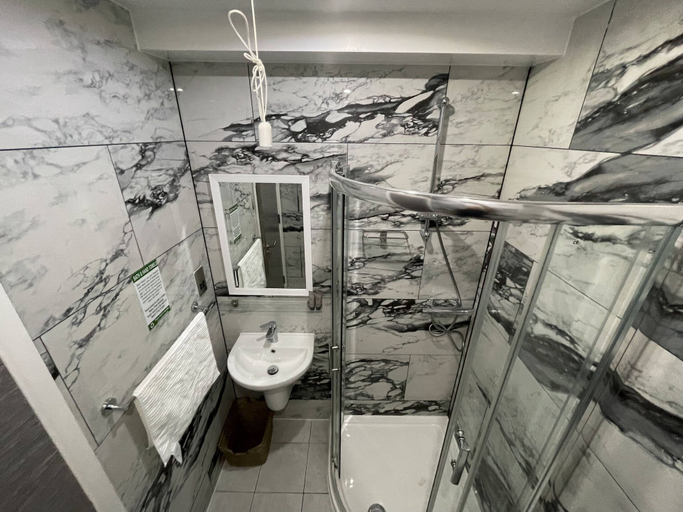 Bathroom 4, Ilford Hotel Goodmayes, London