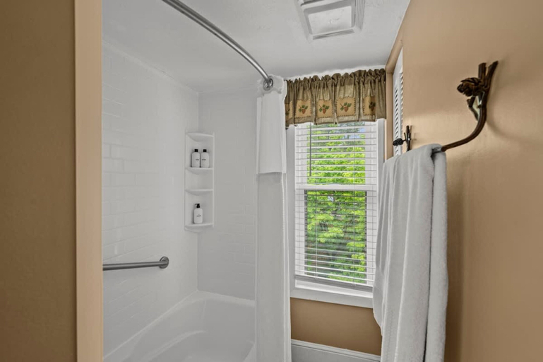 Room 3, Mountain Views Sleeps 6 Heated Pool Hot Tub, Sevier