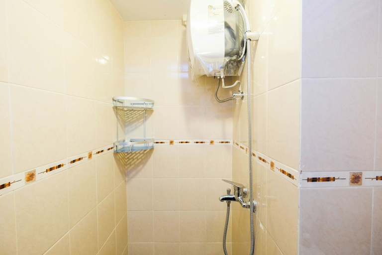 Bathroom 3, Comfort and Modern Studio Podomoro Golf View Apartment, Bogor