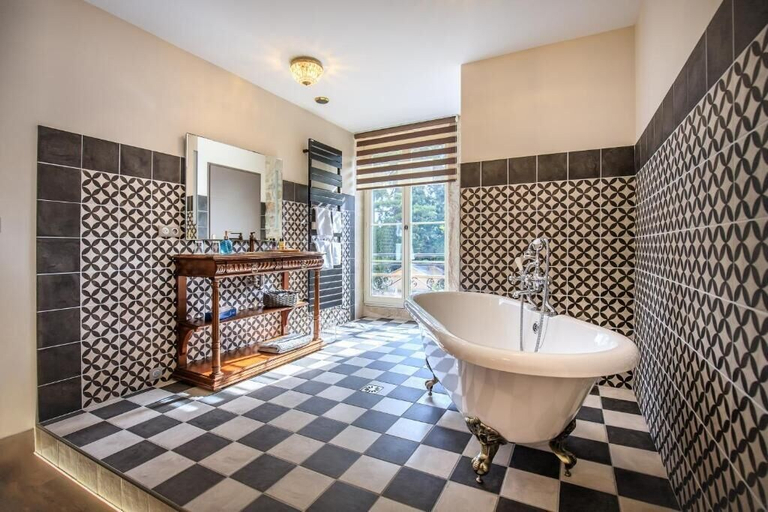 Bathroom 10