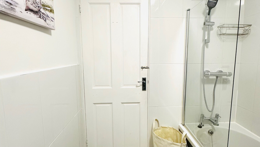 Bathroom 3, Ibate Apartments - Cozy 2 Bedroom Home, Essex