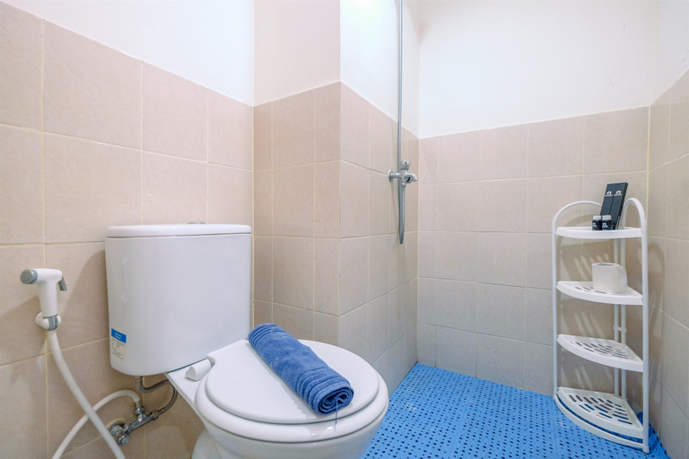 Bathroom 3, Comfy and Tidy 1BR at Podomoro Golf View Apartment, Bogor