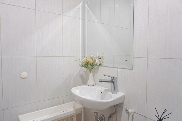 Bathroom 2, Cozy Studio at Monroe Tower Apartment, Cikarang