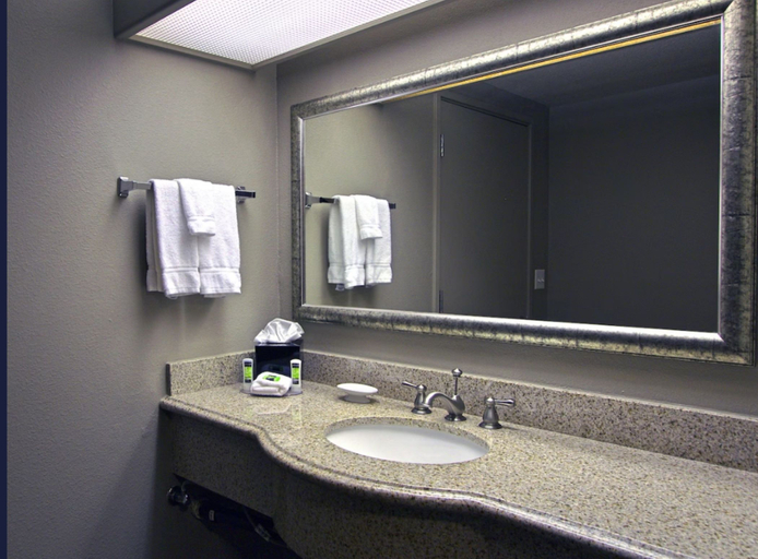 Bedroom 5, Executive Inn and Suites Oakland, Alameda