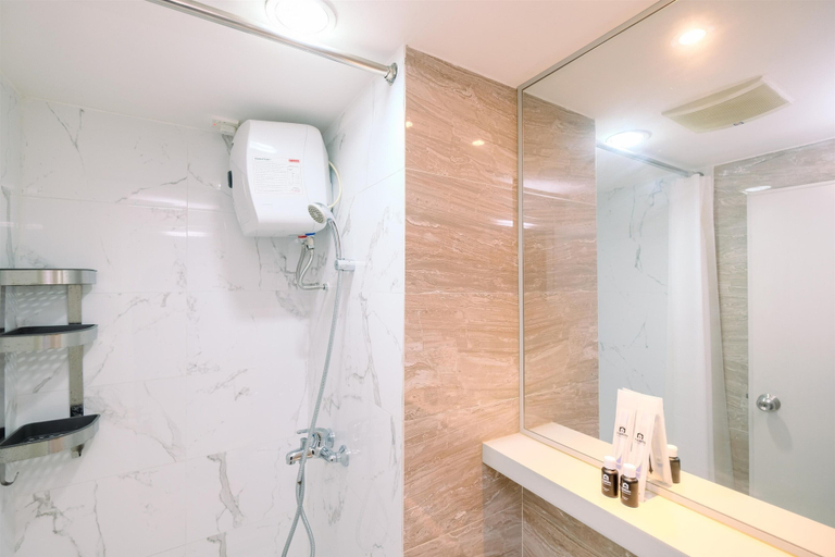 Bathroom 3, Best Homey and Comfort 2BR at Podomoro Golf View Apartment, Bogor