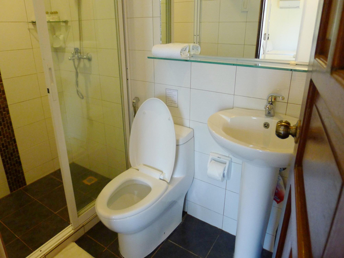 Bathroom 5, Ipil Suites Puerto Princesa, Puerto Princesa City