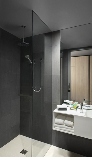 Bathroom 2, Vibe Hotel Melbourne Docklands, Melbourne