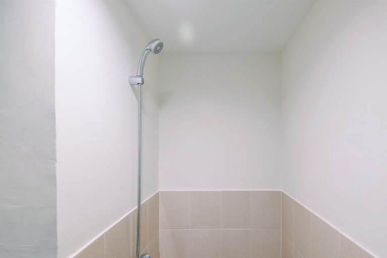Bathroom 3, Comfort and Simply Studio Apartment at Podomoro Golf View, Bogor