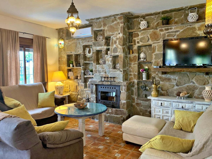 Living area 4, 7 Bed Villa - Sleeps 14 - Pool - Hottub - Parking, Málaga
