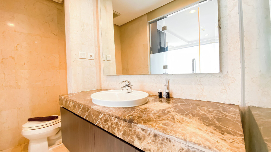 Bathroom 2, Elegant and Spacious Studio at Kemang Mansion Apartment, South Jakarta
