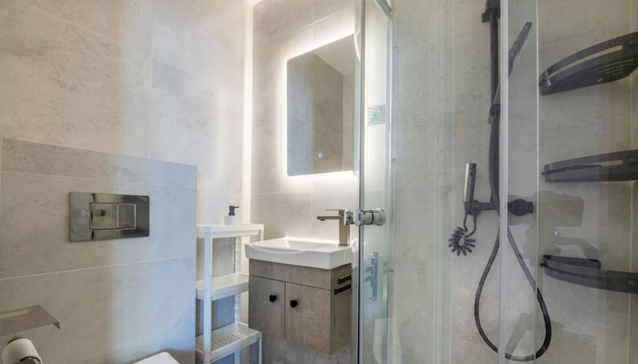 Room 2, Luxury 1BR in Marina High-rise Living With Views, Dubai
