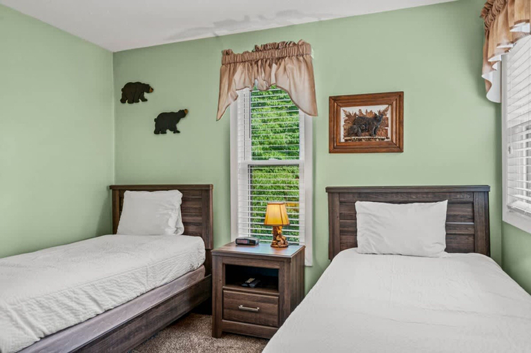 Room 5, Sleeps 6 Indoor Pool Hot Tub Mountain Views, Sevier