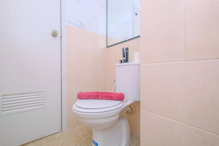 Bathroom 3, Best and Comfy 2BR Podomoro Golf View Apartment, Bogor