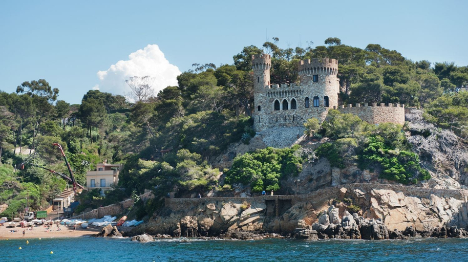 Room 5, Port 53 in Lloret de Mar, Girona