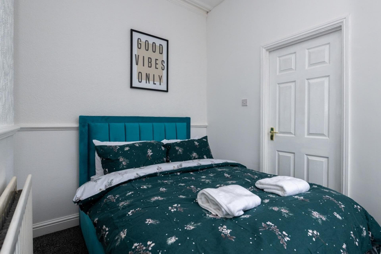 Room 4, 4-bed - Sleeps 8- Free Parking - Pet Friendly, Stoke-on-Trent