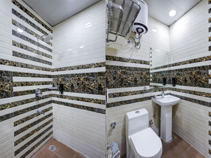 Bathroom, Hotel Warm Welcome Inn Noida Sector 26, Gautam Buddha Nagar