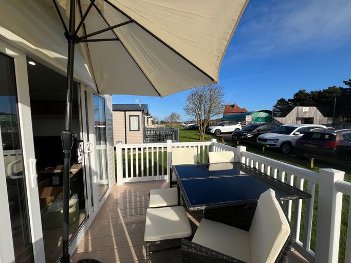 Outdoor dining 2, Surfside Bliss - Cayton Bay Park Caravan, North Yorkshire