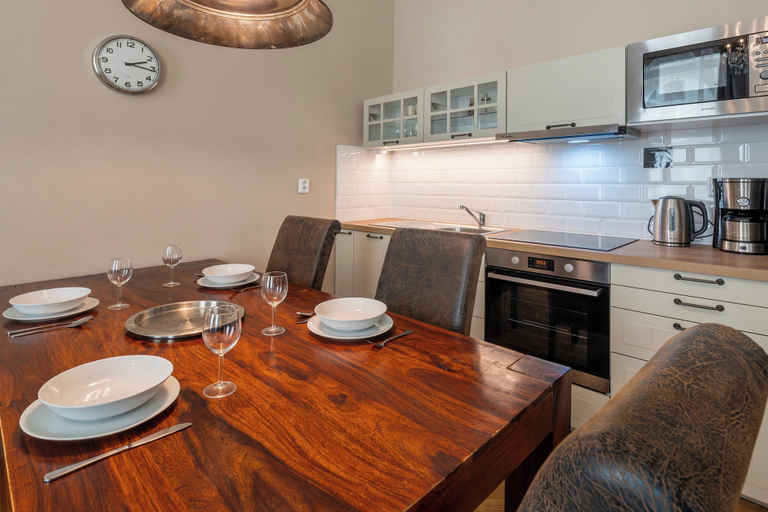 Private kitchen 4, 1 Bed Flat - Sleeps 5 - Parking - Wifi, Praha 5