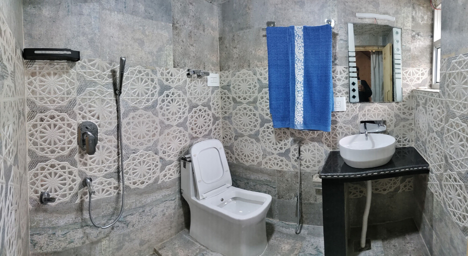 Bathroom 4, Queens Lake House, Srinagar