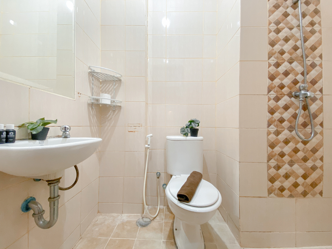 Bathroom 5, Tidy Trendy Studio Apartment Dave By Travelio, Depok