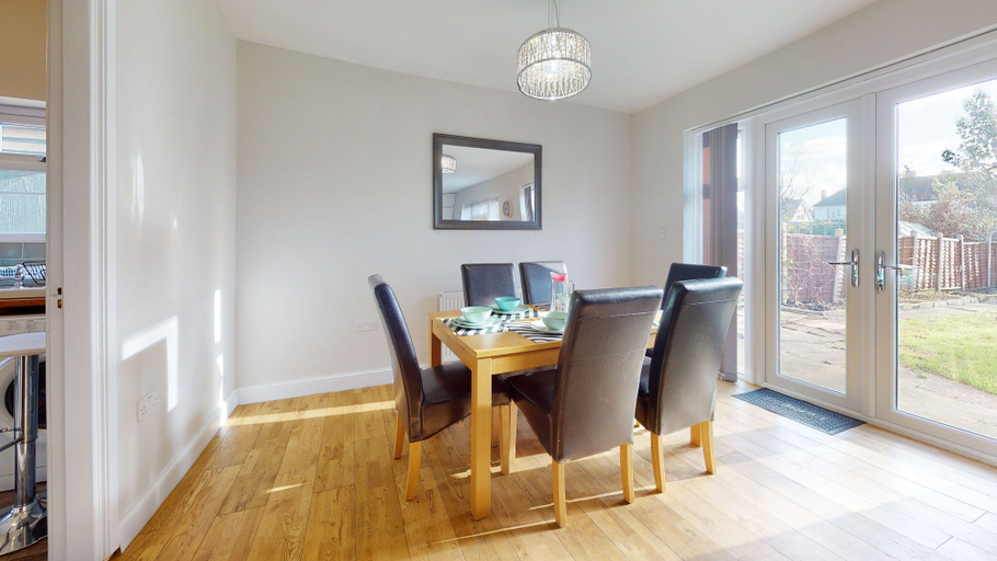 Others 5, Immaculate 4-bed House in Romford, London