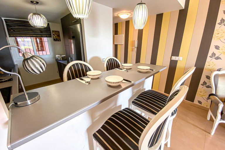 Dining 5, Apt Sleeps 4 With Pool Access, Murcia