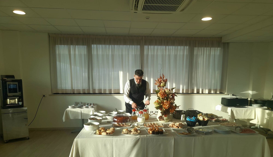 Food & Drinks 5, Hotel HE Roma, Rome