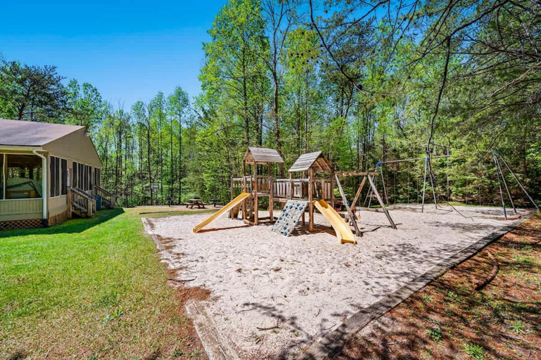 Room 3, Mountain Views Indoor Pool Hot Tub Sleeps 4, Sevier