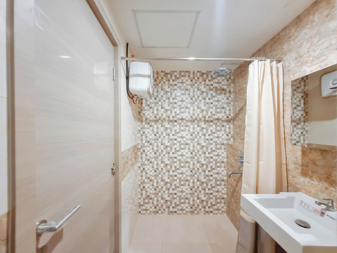 Bathroom 5, Tranquil and Modern Studio Mataram City Apartment, Sleman