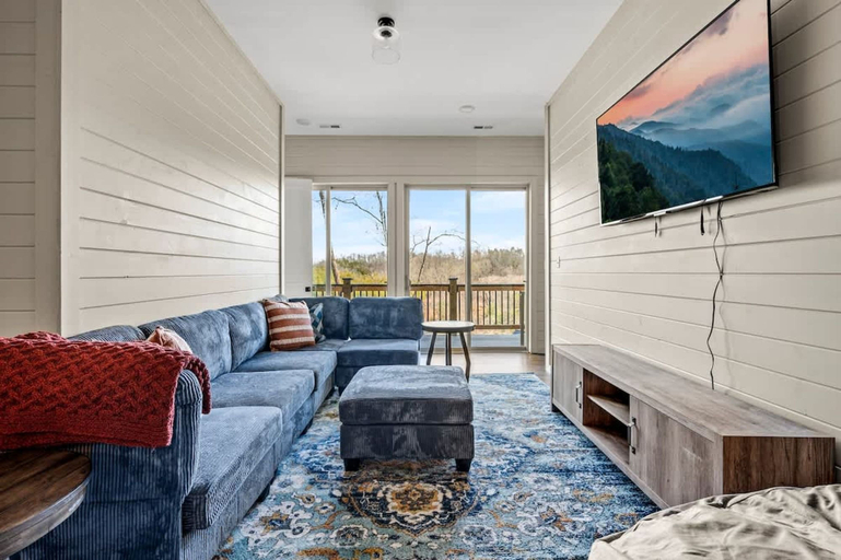 Room 2, NEW Lake View Indoor Pool Sleeps 14 Hot Tub, Jefferson