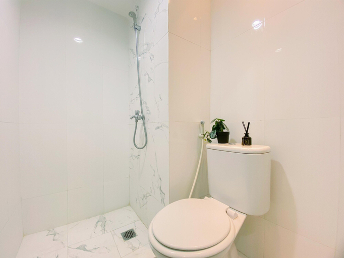 Bathroom 4, Homey and Nice 2BR Podomoro Golf View Apartment, Bogor