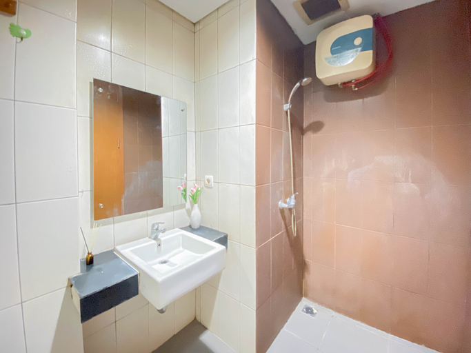 Bathroom 5, Homey and Comfortable 1BR Apartment at Dago Suites By Travelio, Bandung