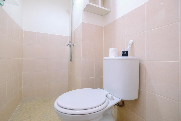 Bathroom 3, Good Choice and Homey Studio Podomoro Golf View Apartment, Bogor