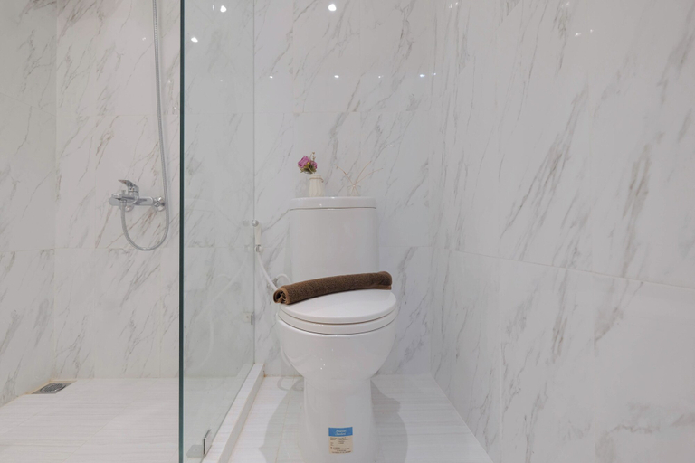 Bathroom 3, Spacious and Modern 1BR Apartment Tokyo Riverside PIK 2, Tangerang
