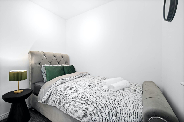Room 2, House - Sleeps 6, Garden & Free Parking, Sandwell