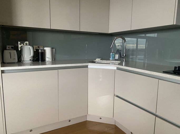 Private kitchen, 2 Bed Flat - Sleeps 4 - Parking - Wifi, London