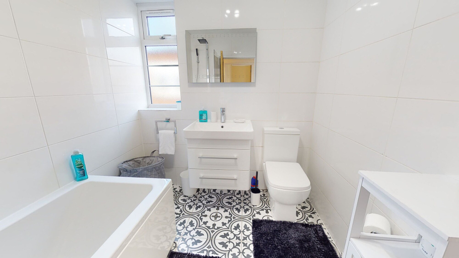 Bathroom 3, Immaculate 4-bed House in Romford, London
