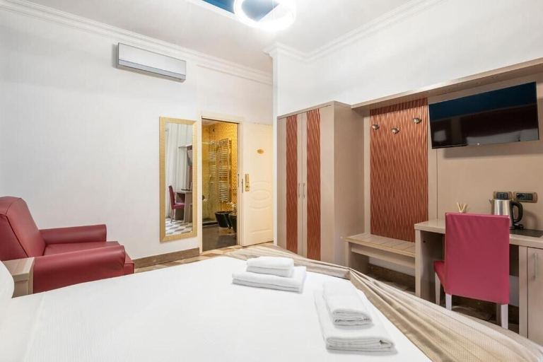 Bedroom 2, The Five Oscars Inn, Rome