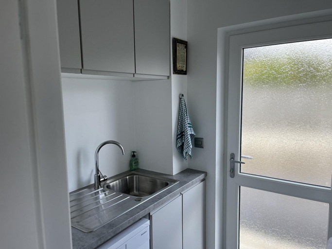 Private kitchen 3, Cottage-sleeps 5-parking-near Beach-fireplace
