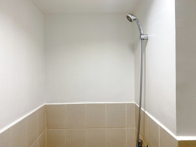 Bathroom 3, Tidy and Warm 2BR at Podomoro Golf View Apartment, Bogor