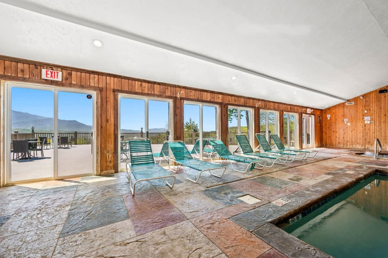 Room 2, Sleeps 8 Pool Playground Mountain Views Hot Tub, Sevier