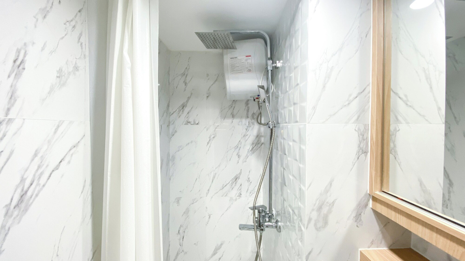 Bathroom 4, Best Deal and Homey 3BR Podomoro Golf View Apartment, Bogor