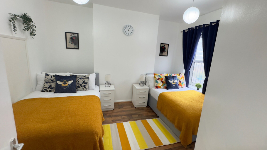 Room 2, Apartment Sleeps 6 With Ensuite, Birmingham
