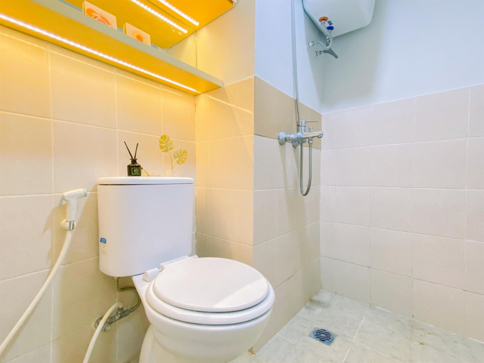 Bathroom 3, Good Place 2BR at Podomoro Golf View Apartment, Bogor