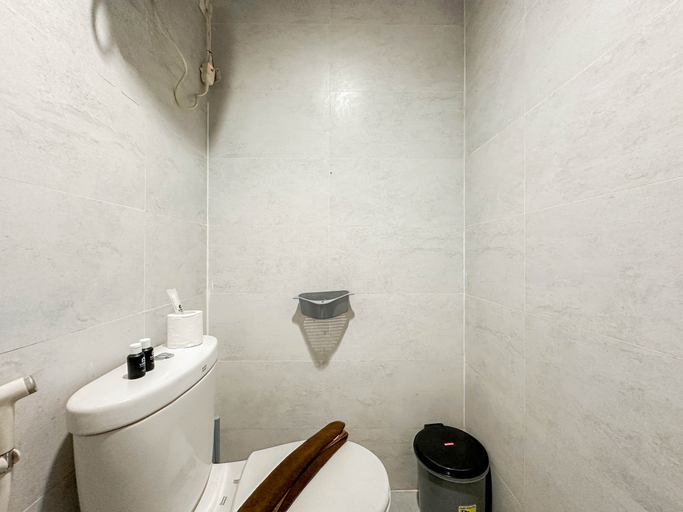 Bathroom 5, Tiny Studio with Pool View at Taman Melati Surabaya Apartment By Travelio, Surabaya