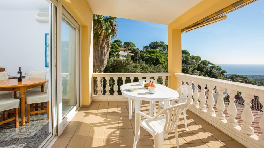 Room 2, Vila Cora in Lloret de Mar, Girona