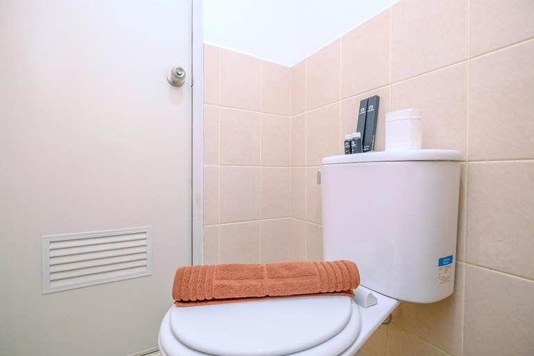 Bathroom 5, Well Designed and Comfy Studio at Podomoro Golf View Apartment By Travelio, Bogor