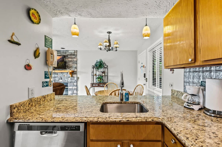 Room 2, Private Balcony w Views Heated Pool Full Kitchen, Sevier