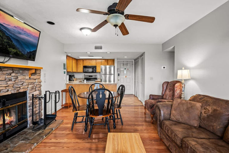 Room 3, Indoor Pool Hot Tub Sauna Sleeps 6 Full Kitchen, Sevier